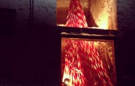 נעה גינזבורג, מיצב תלוי מקום מהתערוכה ‘מלאכת יד’, 2012