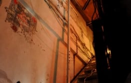 נעה גינזבורג, מיצב הקרנה תלוי מקום מהתערוכה “מלאכת יד”, 2012